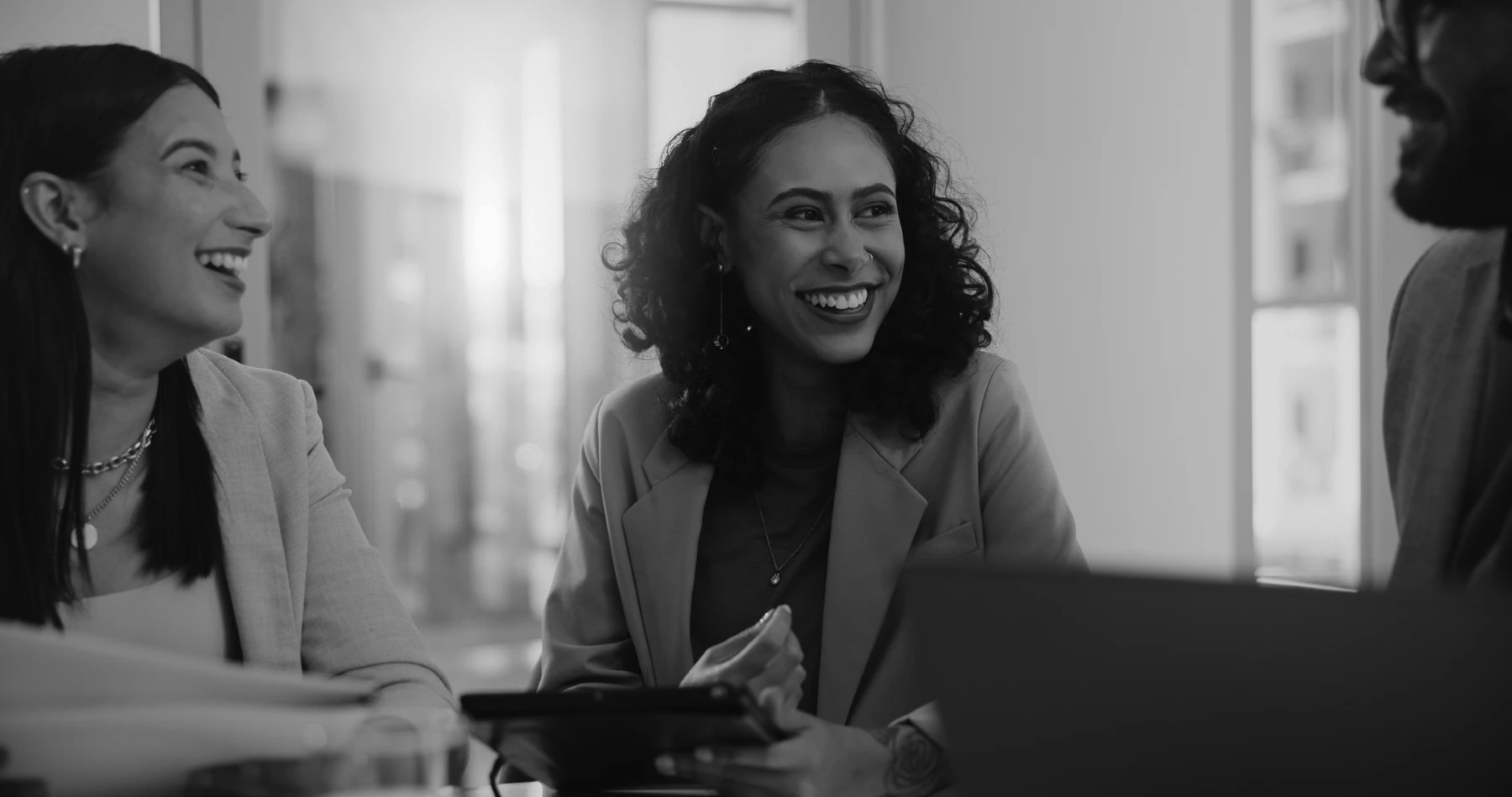 Mulheres conversando em um ambiente de trabalho